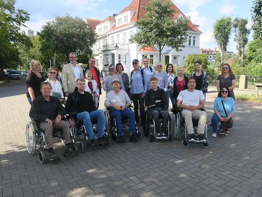 Gruppenfoto der Teilnehmer*innen des Spaziergangs mit Perspektivwechsel am 02.09.2025