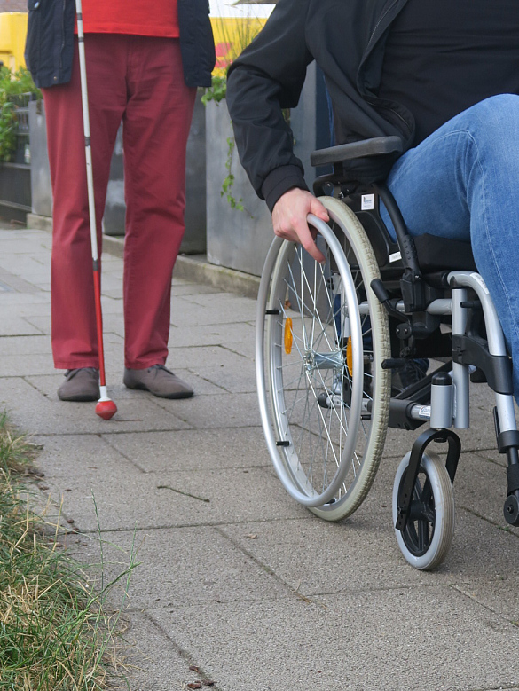 Rollstuhlräder und Blindenstock
