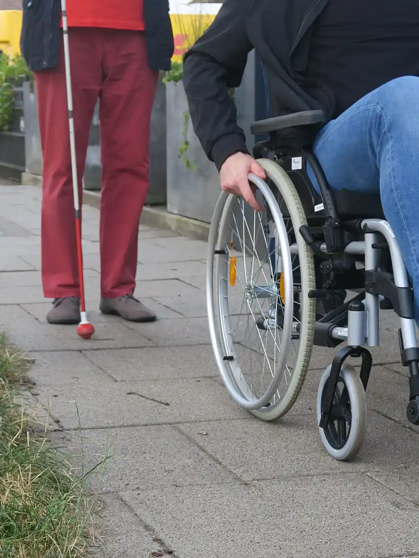 Rollstuhlr&auml;der und Blindenstock