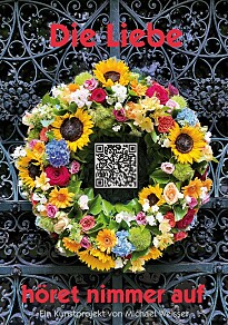 Ein Blumenkranz an einer, reich mit Ornamenten verzierten, Bronzetür. In der Mitte des Kranzes ist ein QR-Code platziert. Oberhalb des Kranzes steht in roten Buchstaben 