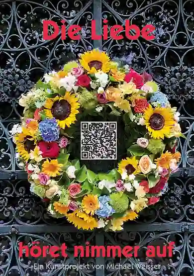 Ein Blumenkranz an einer, reich mit Ornamenten verzierten, Bronzetür. In der Mitte des Kranzes ist ein QR-Code platziert. Oberhalb des Kranzes steht in roten Buchstaben 