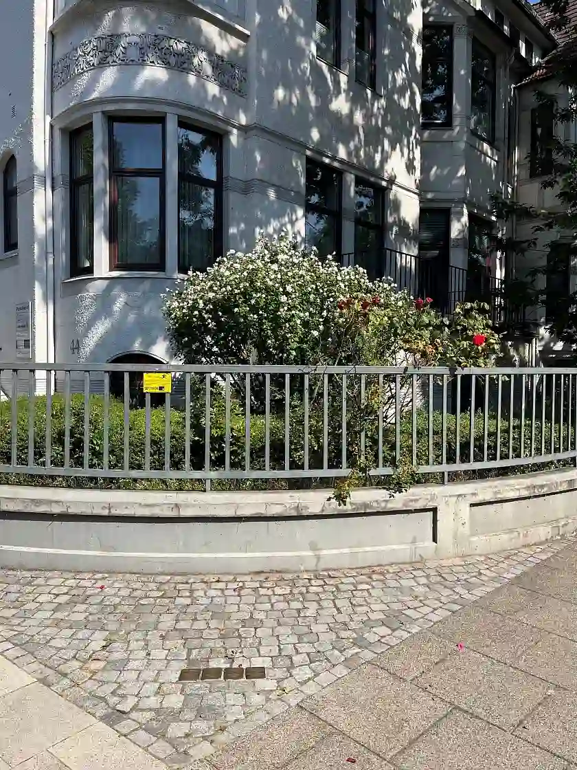 Stolpersteine der Familie Bamberger vor der Parkallee 44